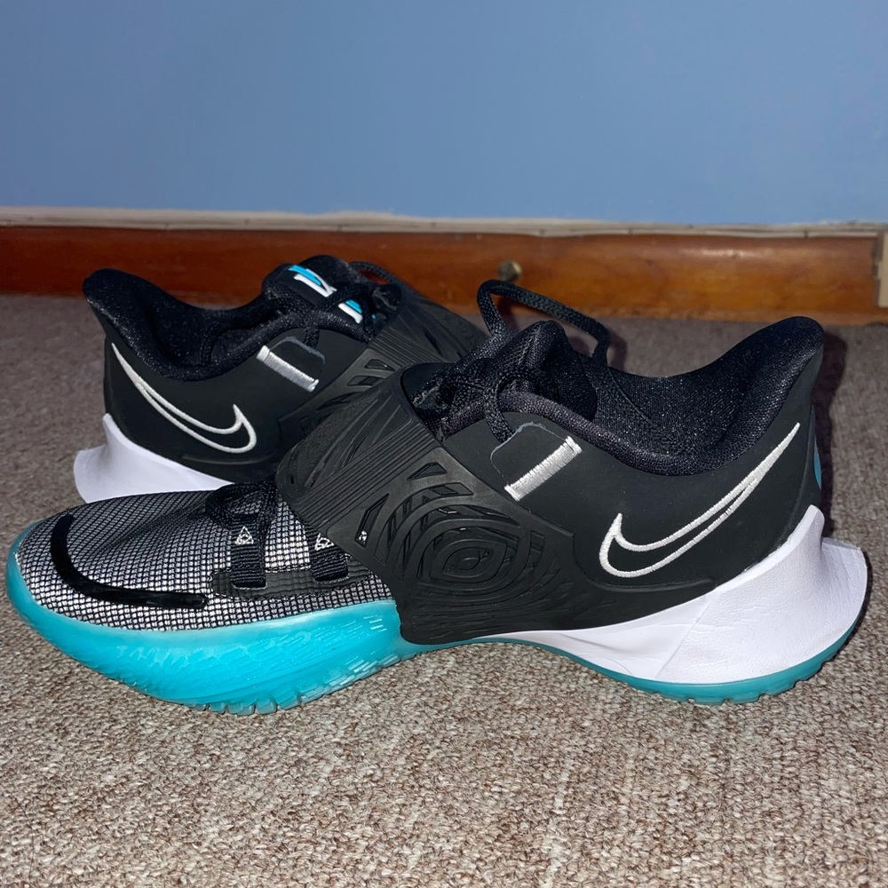 Kyrie Low 3 “Moon” Basketball Shoes